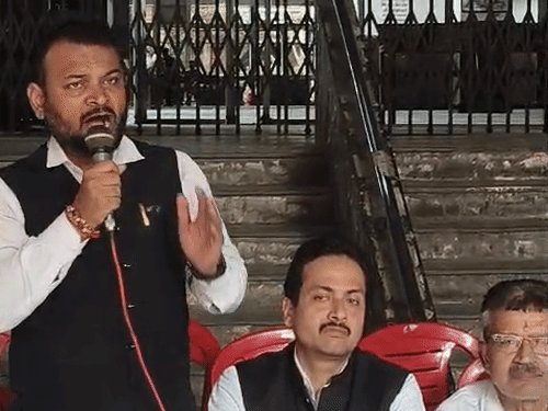 कानपुर कचहरी में हड़ताल, नारेबाजी कर काम बंद कराया:वादकारियों से बोले वकील- खुद जाकर तारीख ले लो, मायूस होकर लौटे