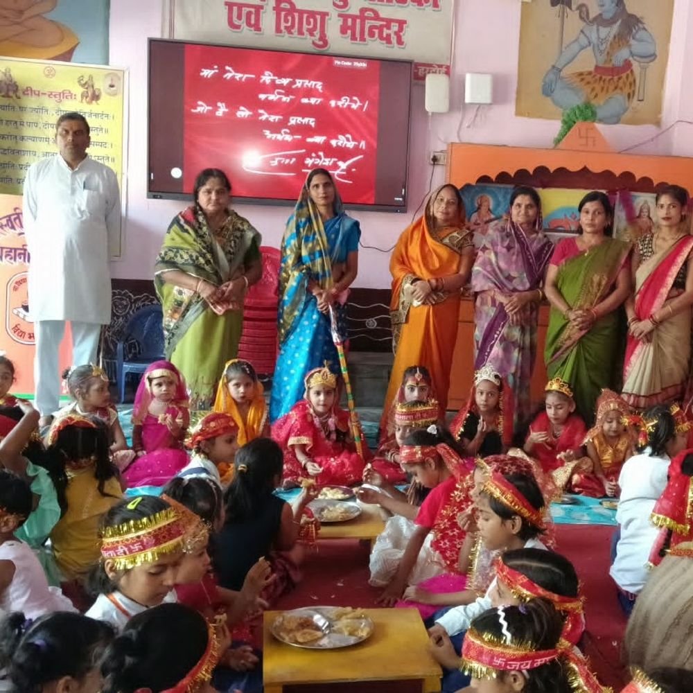 सरस्वती शिशु मंदिर में कन्या पूजन उत्सव:शारदीय नवरात्र में कन्याओं के चरण पखारकर उतारी आरती