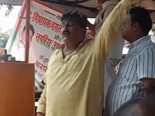 पूर्व BJP विधायक ने सपा MLA का बैनर हटवाया:रघुनंदन भदौरिया बोले- सरकारी वाहन में क्यों लगाया? हसन रूमी ने कहा- ये गुंडई है