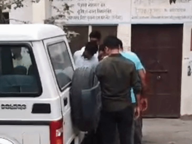 अलीगढ़ में राजस्व निरीक्षक 30 हजार रुपए लेते गिरफ्तार:खैर तहसील में एंटी करप्शन टीम ने किसान की शिकायत पर पकड़ा