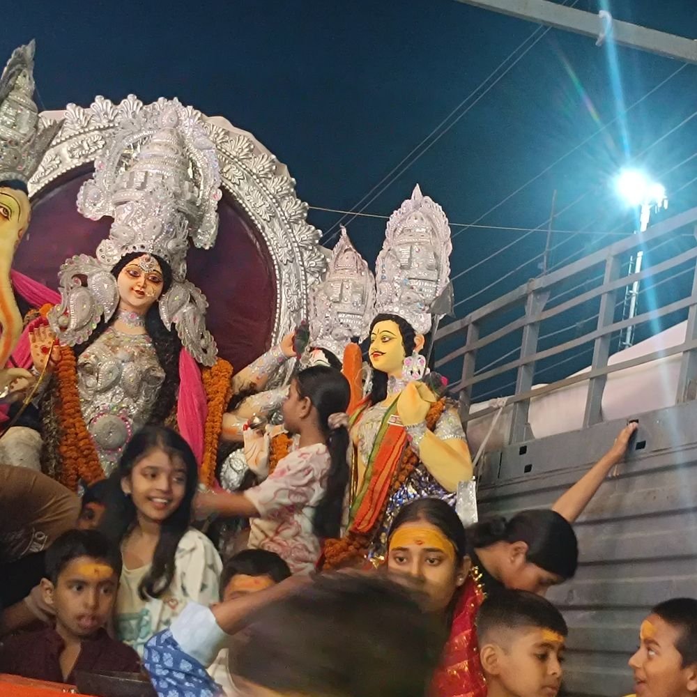 सोनभद्र में मां दुर्गा की प्रतिमाओं का विसर्जन:श्रद्धा और भक्ति के साथ देर रात तक जारी रहा, जयकारों से गूंजे घाट