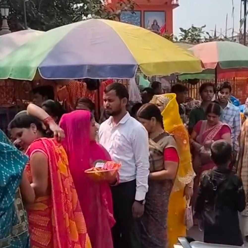 महाअष्टमी पर प्रयागराज के अलोप शंकरी मंदिर में भीड़:चुनरी-नारियल चढ़ाए, दिव्यांग भी पहुंचे; झूले वाली देवी के दर्शन को लगीं कतारें