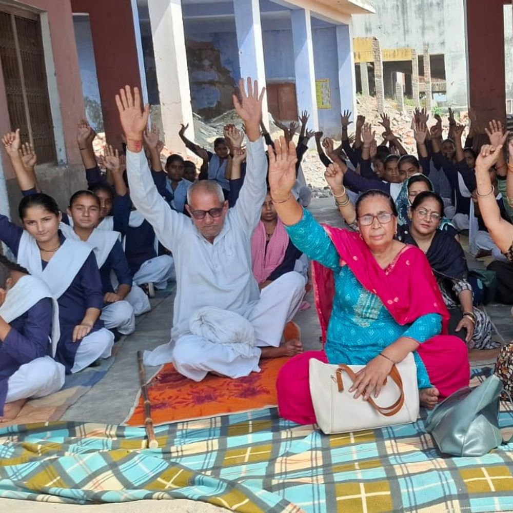 बागपत में स्कूल तोड़ने से 110 छात्राओं की पढ़ाई प्रभावित:मंदिर जीर्णोद्धार के लिए तोड़ा, नया भवन बनाने का वादा अधूरा