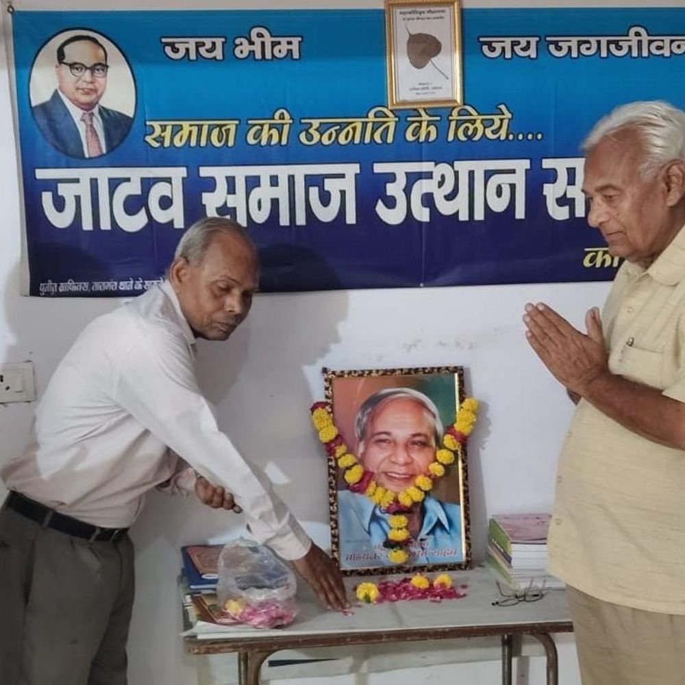आगरा में कांशीराम पुण्यतिथि मनाई:देवरी रोड का नाम 'कांशीराम मार्ग' करने की उठी मांग