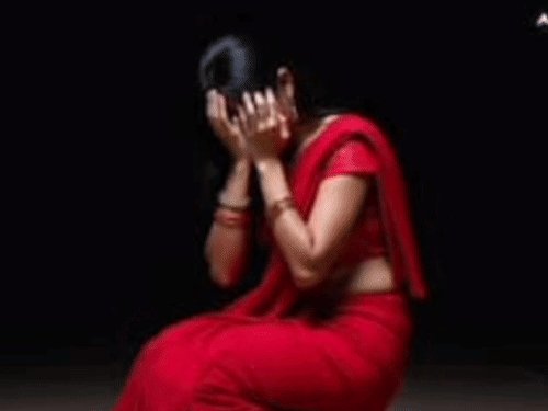 ससुर बोला- बेटा मंदबुद्धि है, मेरे साथ रहो:गोरखपुर में विरोध करने पर बहू को पीटा, छत से साड़ी बांधकर भागी