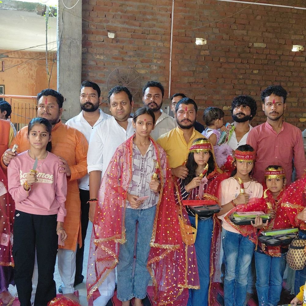मुजफ्फरनगर में कन्या पूजन के बाद बेटियों को शस्त्र दिए:हिंदू रक्षा दल कराया भंडारा, जिलाध्यक्ष बोले- ‘बेटियों को शास्त्रों के साथ शस्त्रों की जानकारी भी हो
