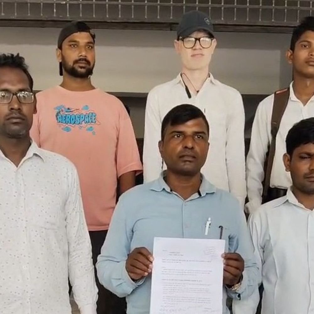 भदोही में जल जमाव से परेशान ग्रामीण:नाली और सड़क बनाने की मांग की, लोग बोले- प्रधान ने मना किया