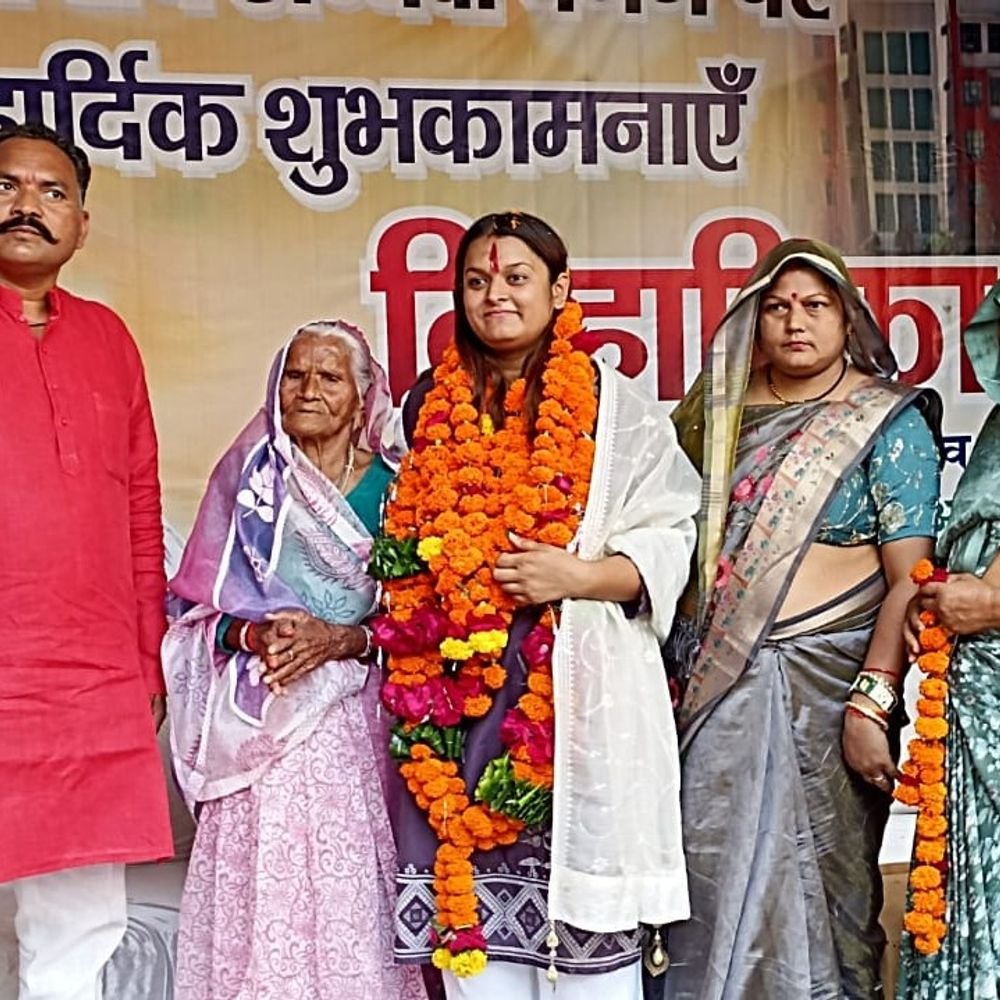 छात्रसंघ अध्यक्ष बनीं निहारिका:जालौन में समर्थकों ने माला पहनाकर और मिठाई खिलाकर किया सम्मानित
