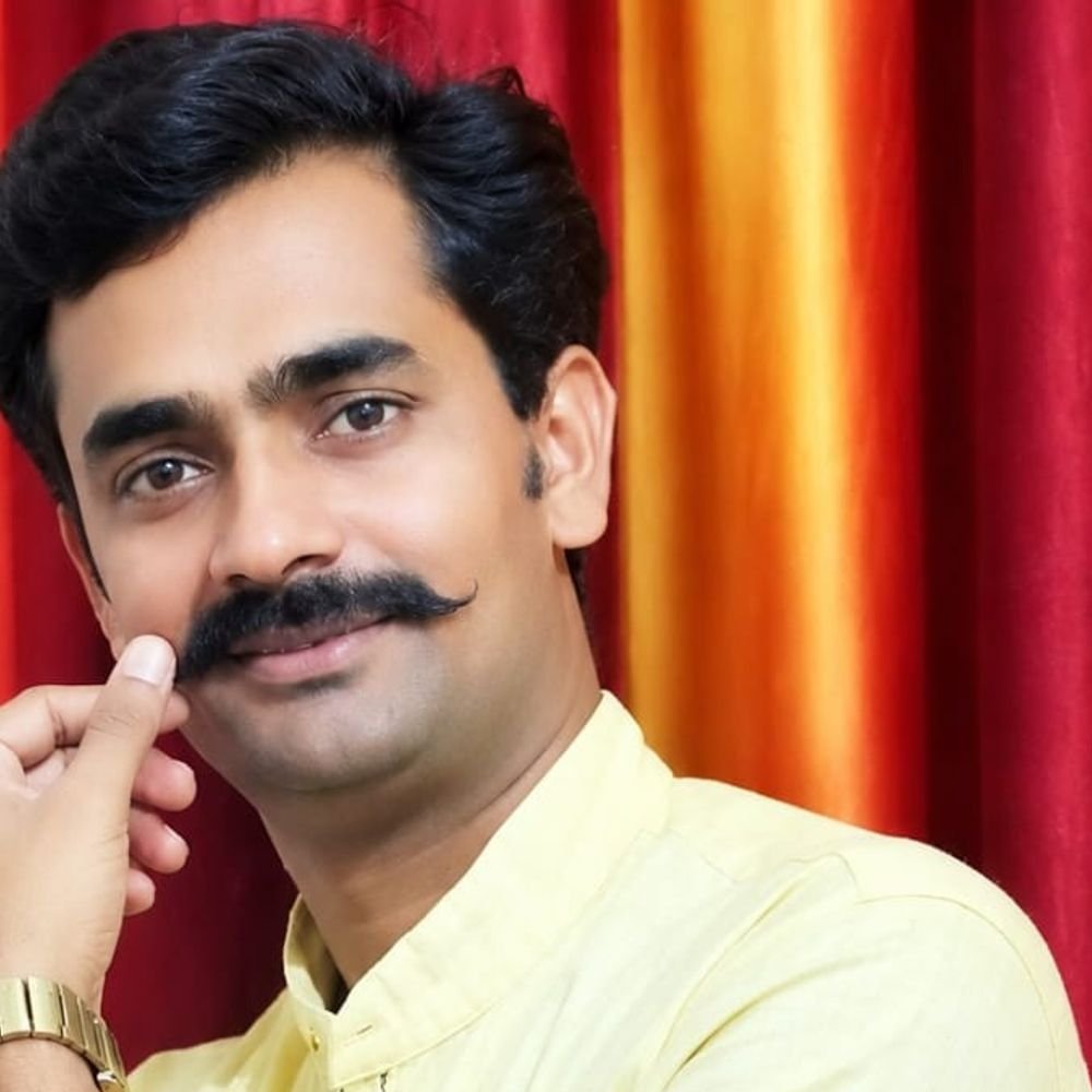 फसल मुआवजे के नाम पर रिश्वत मांगने का आरोप:महोबा में लेखपाल पर किसानों से दो-दो हजार रुपए मांगने का दावा