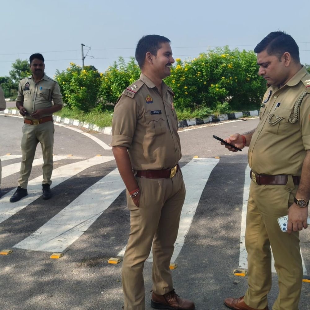 बस में खून की उल्टियां होने से यात्री की मौत:दिल्ली से आजमगढ़ जा रही बस में बिगड़ी हालत, अस्पताल पहुंचने से पहले थमी सांसें