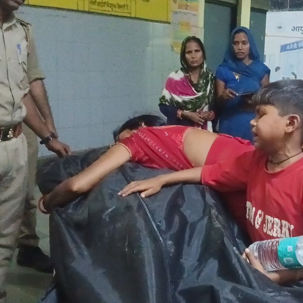 औरैया में ट्रैक्टर-ट्रॉली ने ऑटो सवार को रौंदा, मौत:अजीतमल में मुरादगंज-अयाना रोड पर हादसा; सड़क पर गिरते ही पहिया ऊपर से निकला, पुलिस ने ट्रैक्टर कब्जे में लिया