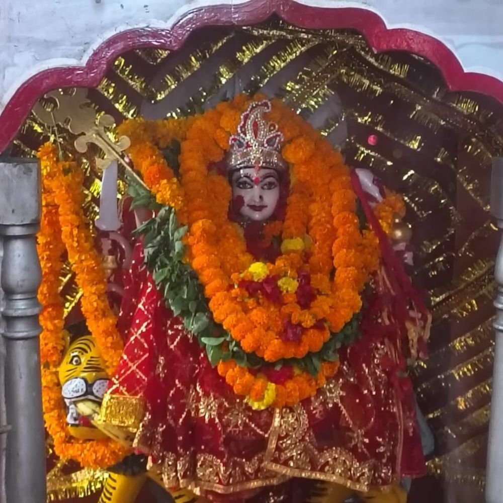 नवरात्रि के पांचवें दिन मां स्कंदमाता की पूजा:चंदौली के मंदिरों में उमड़े भक्त, सुख-समृद्धि की कामना की