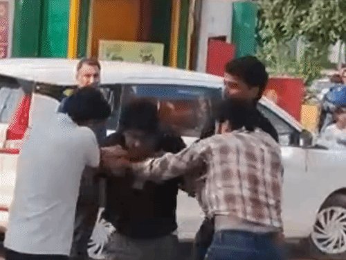 गाजियाबाद में सीएनजी पंप पर ऑटो चालक से मारपीट:राजनगर एक्सटेंशन में तीन युवकों ने पीटा, वीडियो सामने आया