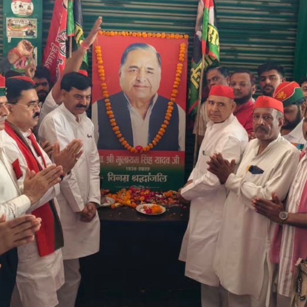 हरदोई में मुलायम-सिंह-यादव को श्रद्धांजलि, सपा कार्यकर्ताओं ने लिया संकल्प:अखिलेश यादव को 2027 में सीएम बनाने का प्रण, कार्यालय में हुई सभा और भंडारा