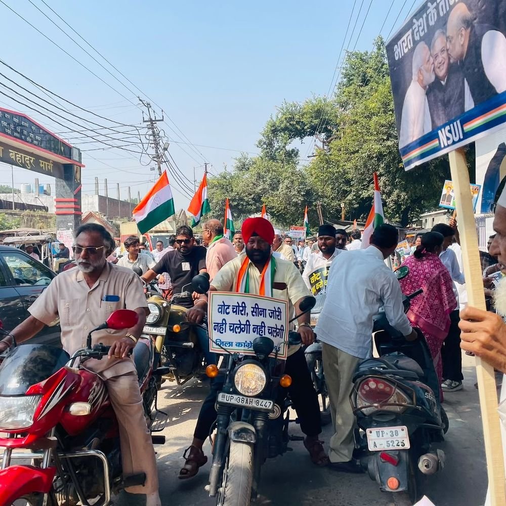 कांग्रेस का CEC के इस्तीफे की मांग को लेकर प्रदर्शन:चंदौसी में बाइक रैली निकालकर राष्ट्रपति के नाम ज्ञापन दिया, 'वोट चोर गद्दी छोड़' के नारे लगे