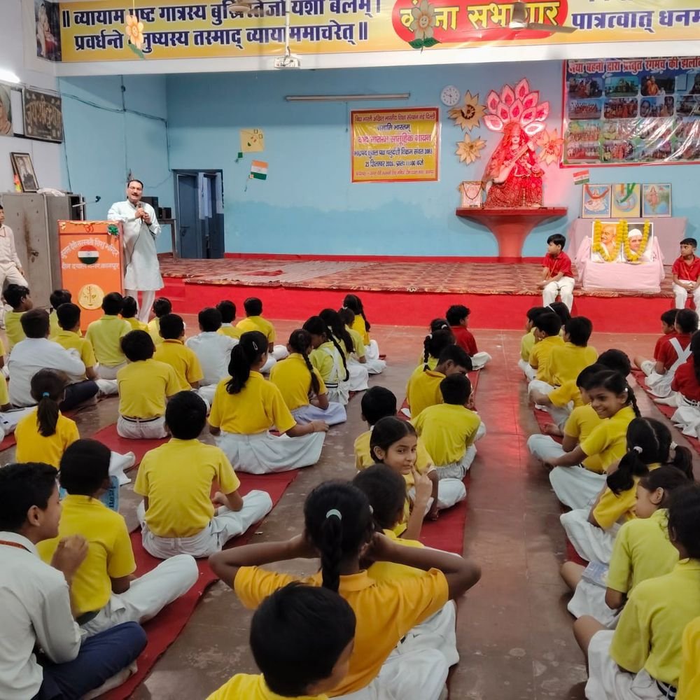 कानपुर के स्कूल में मनी गांधी-शास्त्री जयंती:शिक्षकों ने सत्य, अहिंसा और सादगी को बताया जीवन का आधार