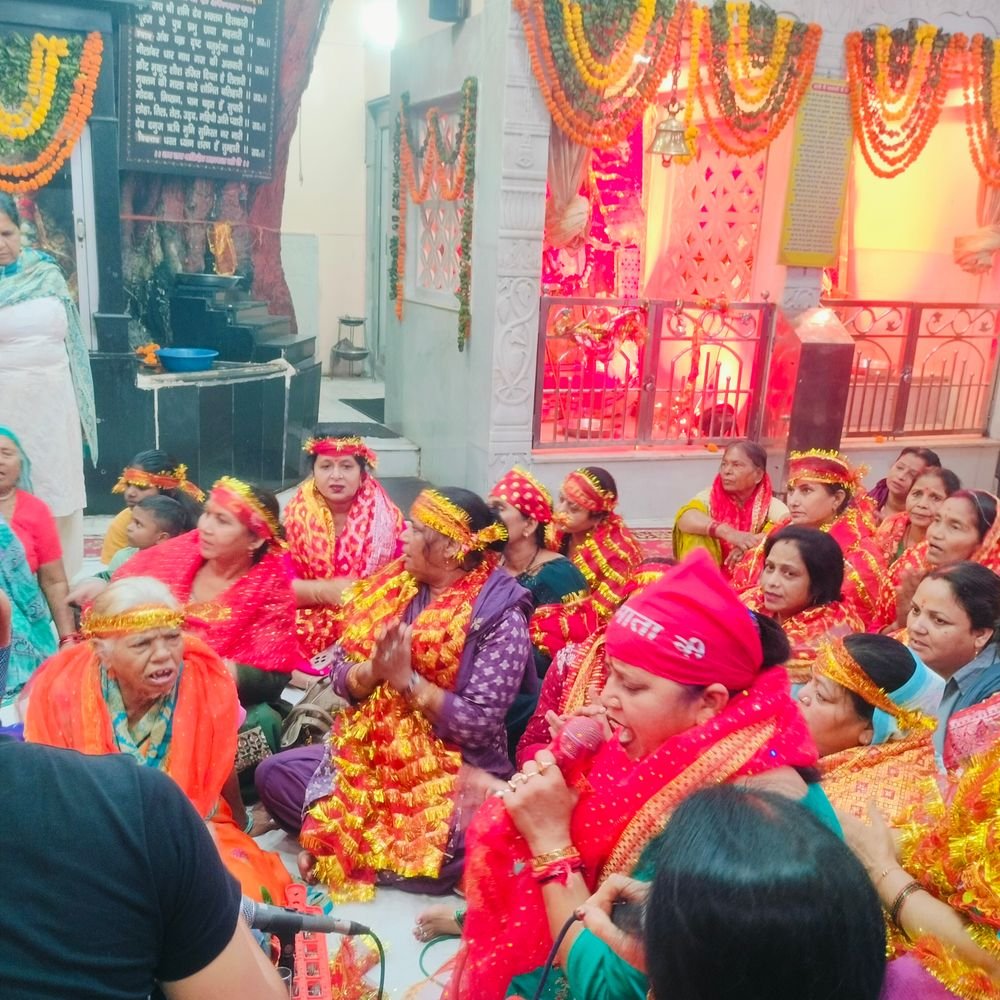 मुरादाबाद के मंदिरों में नवरात्रि पर गूंजे माता के भजन:‘तेरे दरबार में मैया खुशी मिलती है’ पर झूमीं महिलाएं, सुख-समृद्धि की कामना