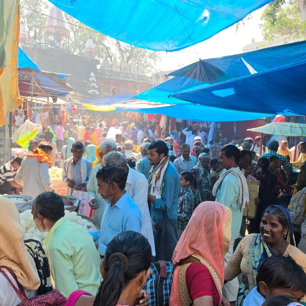 संभल में शरद पूर्णिमा पर गंगा स्नान:2 लाख से ज्यादा श्रद्धालुओं ने आस्था की डुबकी लगाई, राजघाट पर 500 दुकानें लगीं