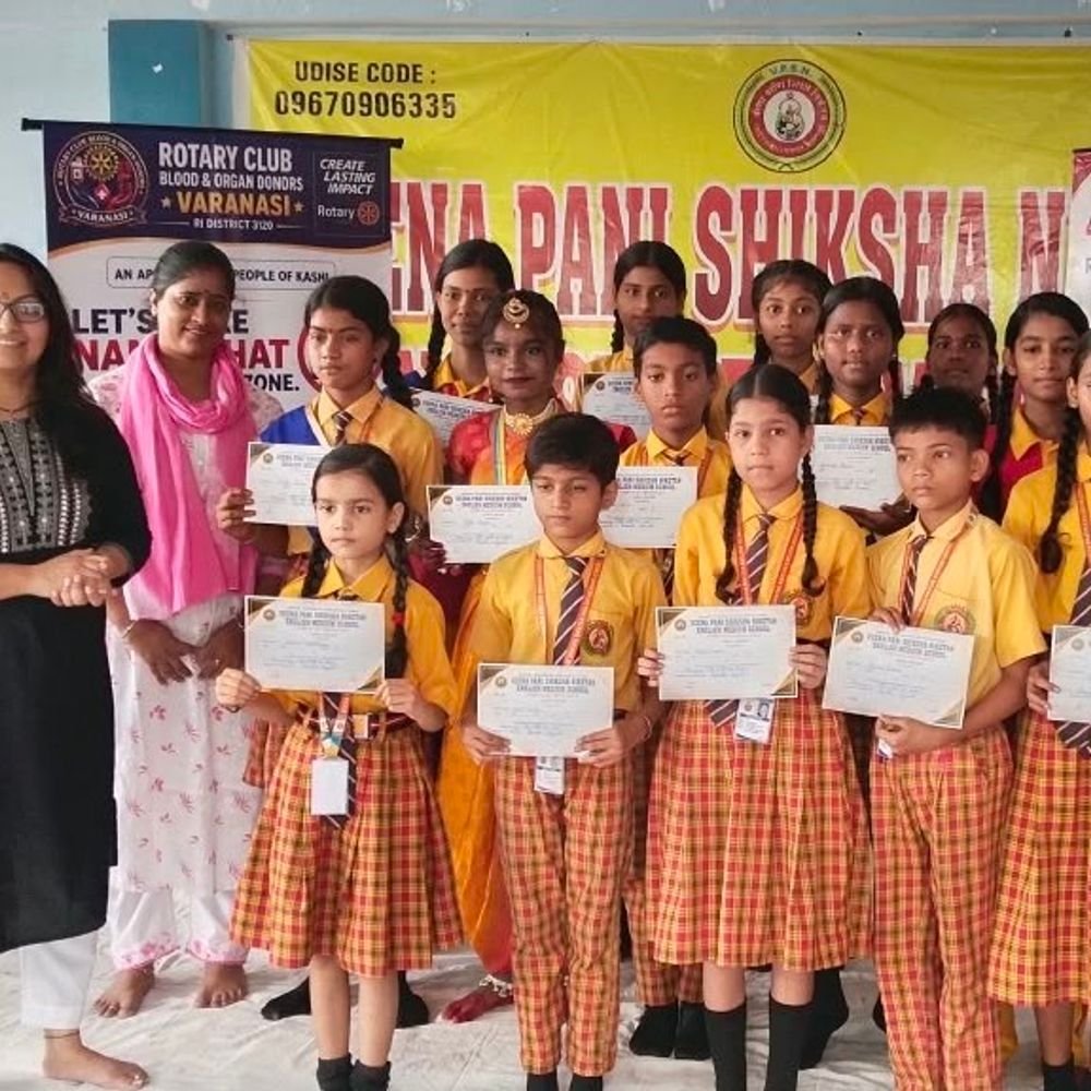 वाराणसी में निःशुल्क स्वास्थ्य परीक्षण:बच्चों की आंखें, दांत जांचे; 12 शिक्षकों को मिला 'नेशन बिल्डर अवार्ड'