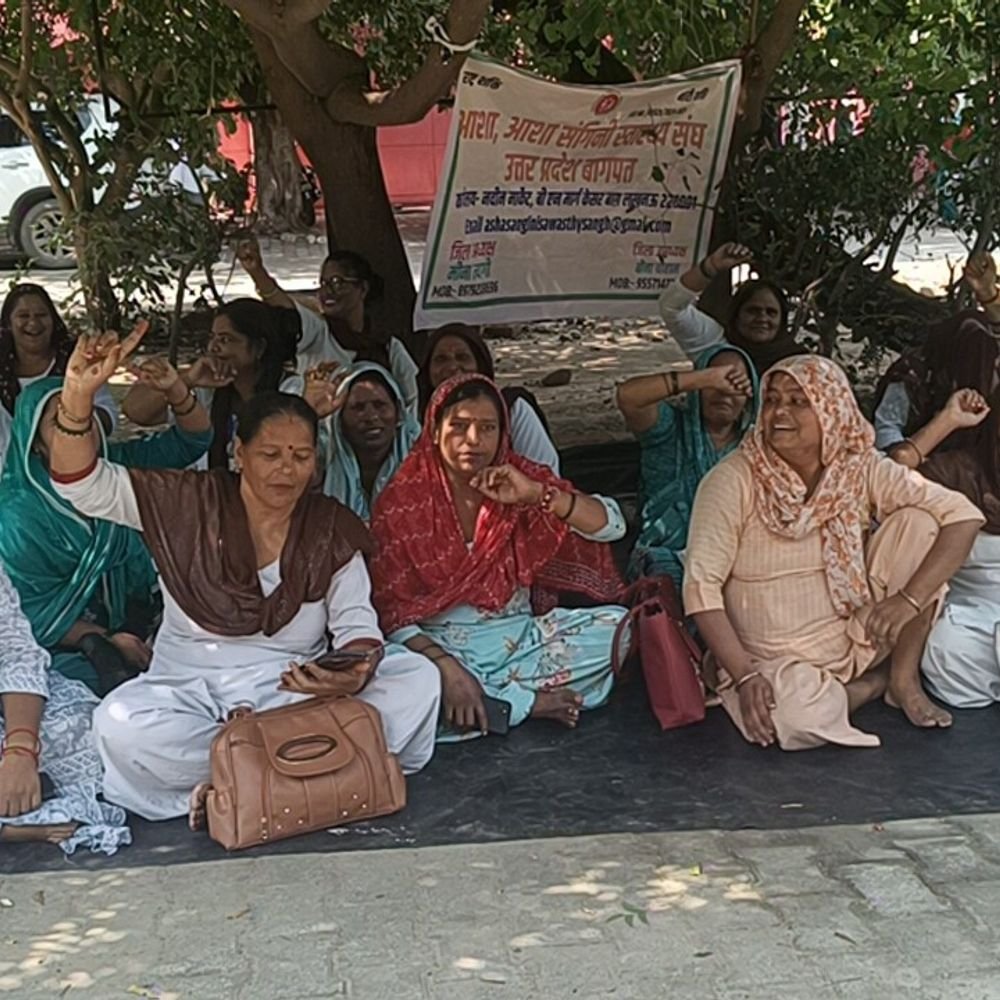 आशा कार्यकर्ताओं का धरना 5वें दिन भी जारी:बागपत में मांगें पूरी न होने पर अनिश्चितकालीन आंदोलन की चेतावनी