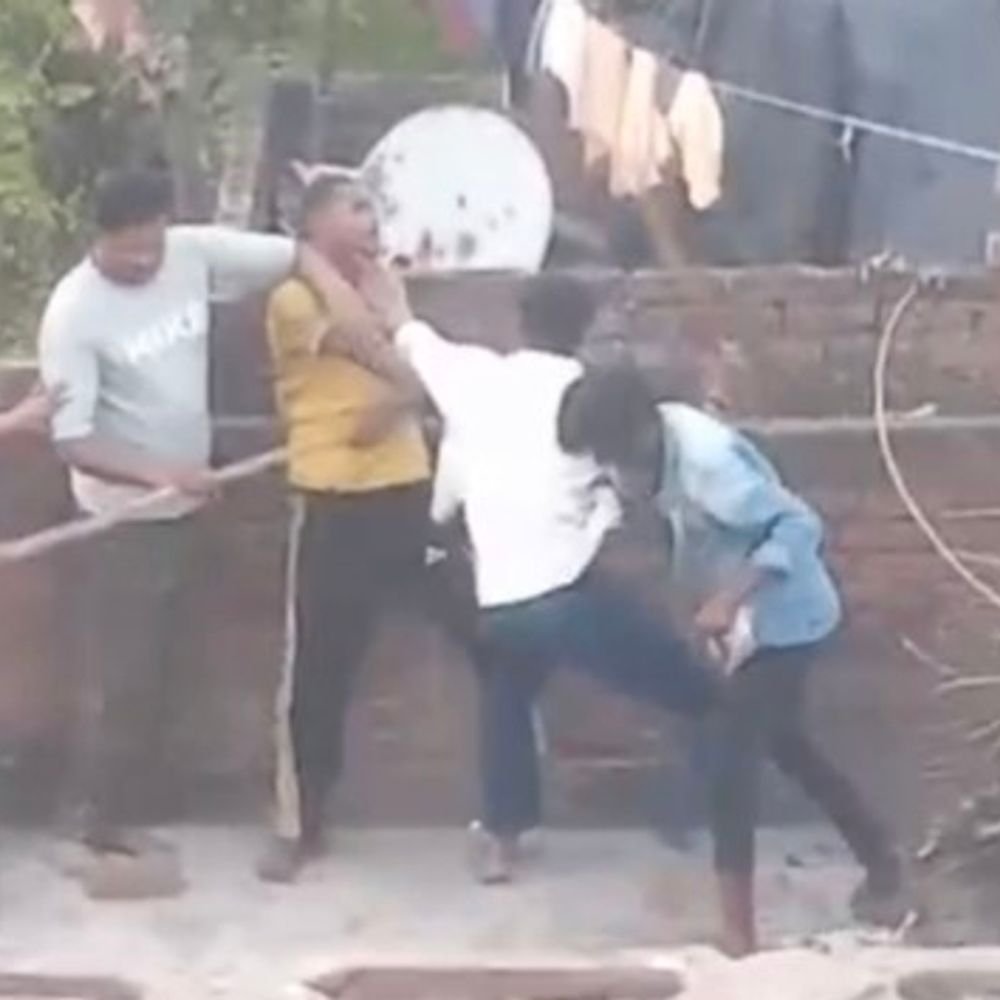रास्ते के विवाद में छत पर चले लाठी-डंडे, VIDEO:मुजफ्फरनगर में दो गिरफ्तार, ईंट फेंकने को लेकर बढ़ा विवाद