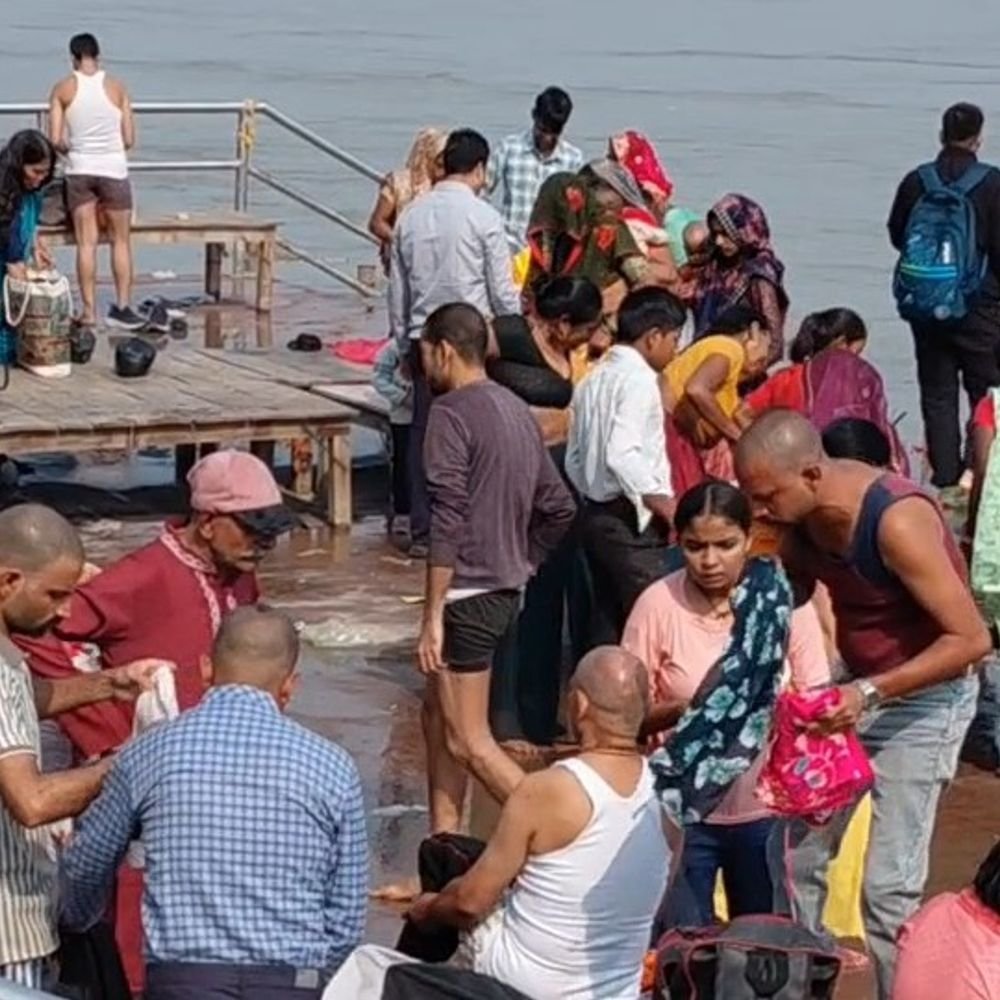 शरद पूर्णिमा पर श्रद्धालुओं ने लगाई आस्था की डुबकी:फर्रुखाबाद के पांचाल घाट पर सुबह 4 बजे से ही शुरू हुआ स्नान