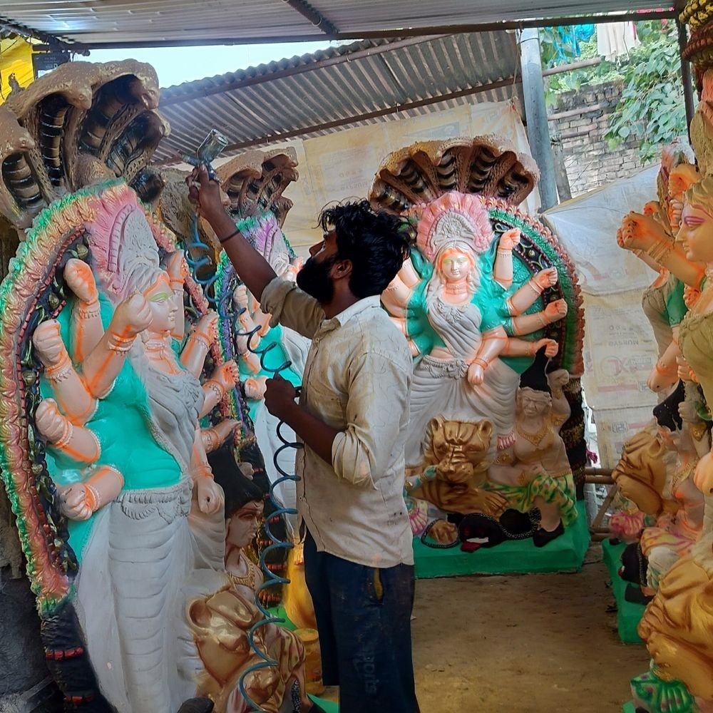 अयोध्या में दुर्गा-प्रतिमाओं को अंतिम रूप देने में जुटे मूर्तिकार:शिव कुमार प्रजापति दिन-रात कर रहे काम, 4 दिन बाद होगी 115 मूर्तियों की रवानगी
