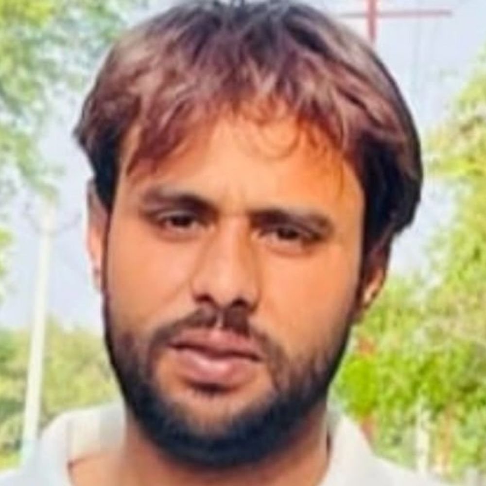 पिकअप का टायर बदल रहे चालक को कैंटर ने रौंदा:अमरोहा में एक किमी तक घसीट कर ले गया, मछली लेने दिल्ला जा रहा था