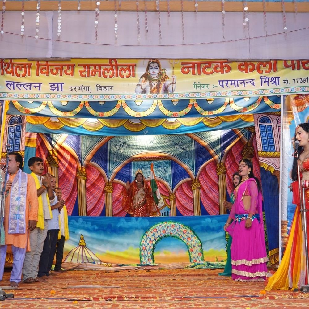बदायूं में रामलीला के दौरान नारद मोह का मंचन:दरभंगा के कलाकारों ने जीवंत किए प्रसंग, विष्णु की माया से टूटा महर्षि नारद का मोह