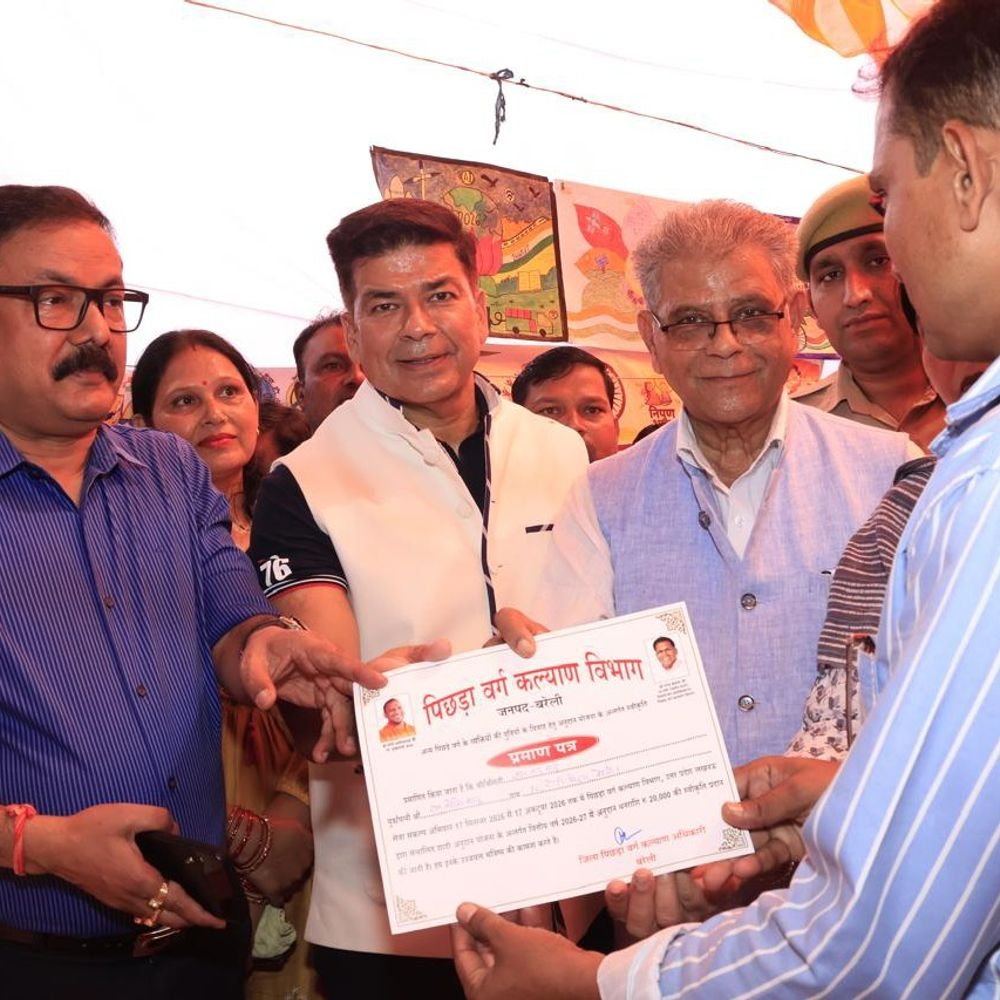 बरेली में 'सरकार आपके द्वार' सेवा शिविर लगा:सरकारी दफ्तरों के चक्कर से राहत, लोगों को मिला योजनाओं का लाभ और स्वीकृति पत्र