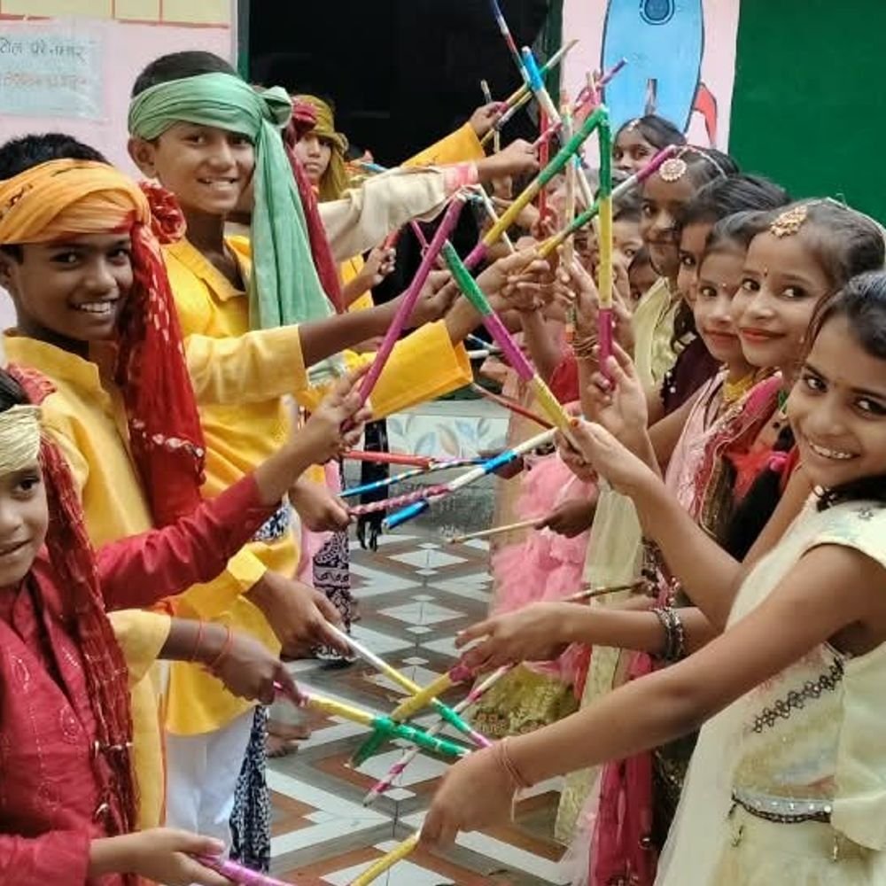 नवरात्रि पर सांस्कृतिक कार्यक्रम:मां दुर्गा की झांकी सजाकर मनाया नवरात्र, डांडिया में झूमे छात्र-छात्राएं