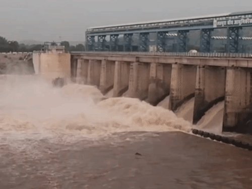 लहचूरा बांध खतरे के निशान तक पहुंचा, दो फाटक खोले:महोबा के धसान नदी में 8,800 क्यूसेक पानी छोड़ने से 15 गांवों में अलर्ट