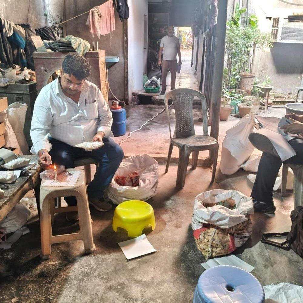 कानपुर में 3000 किलो कुट्‌टू का आटा सीज:खाद्य विभाग ने नवरात्र से पहले 7 जगहों पर मारा छापा, मूंगफली और घी का भी सैंपल लिया