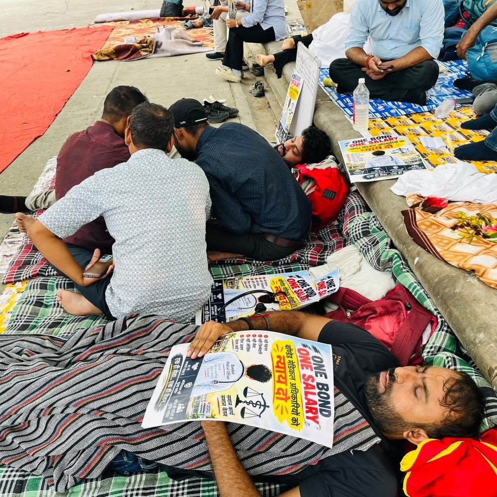 लखनऊ में बॉन्डेड डॉक्टरों की भूख-हड़ताल:वेतन विसंगति पर भूख हड़ताल जारी, पुलिसिया कार्रवाई से चिकित्सकों में आक्रोश