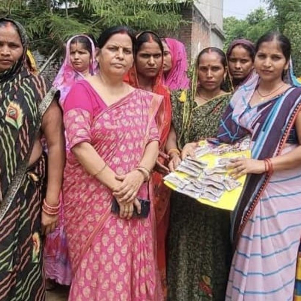 सीमा मौर्य ने 800 महिलाओं को दिया रोजगार:गोंडा में खड़ा मसाला पैकिंग और फूलों की खेती को बनाया मुनाफे का जरिया