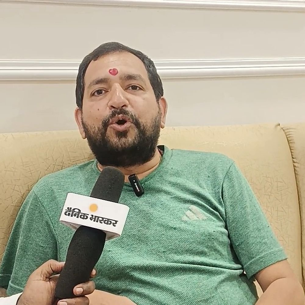 'पहले बस्ती में काम करूंगा, फिर चुनाव लड़ूंगा':मनीष मिश्रा का दीपावली के बाद 5 ट्रैक्टर लाने का दावा, गरीब किसानों के खेतों की मुफ्त जुताई कराएंगे