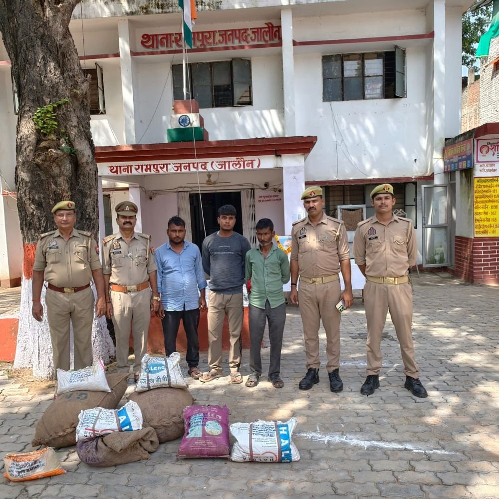 टीहर में अवैध पटाखा निर्माण का भंडाफोड़, तीन गिरफ्तार:मुर्गी फार्म के पास कोठरी के बाहर छिपाकर रखी थी विस्फोटक सामग्री, पुलिस ने मौके से की बरामदगी