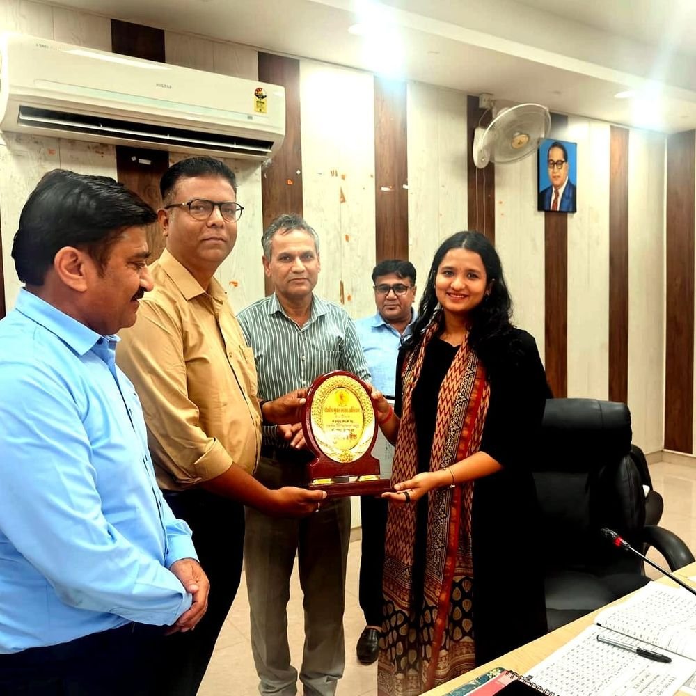 टीबी मरीजों की मदद के लिए शालोम ट्रस्ट सम्मानित:हापुड़ में सीडीओ ने दिया मोमेंटो; ट्रस्ट पुष्टाहार बांटने और नुक्कड़ नाटकों से जागरूकता फैलाने में जुटा