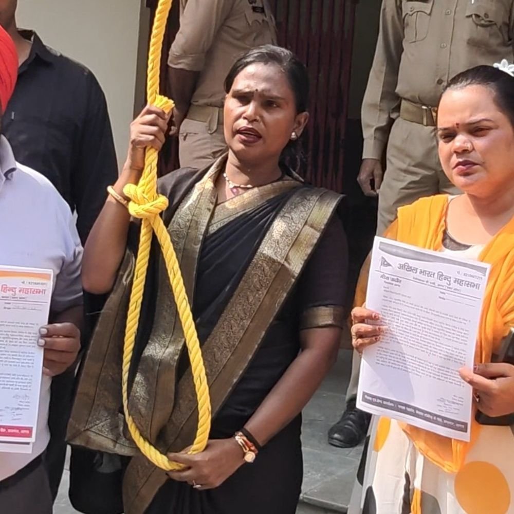 मीरा राठौर फांसी का फंदा लेकर डीएम कार्यालय पहुंचीं:बोलीं- दोषी महिलाओं को फांसी देने का मौका मुझे मिले, डीएम को सौंपा ज्ञापन