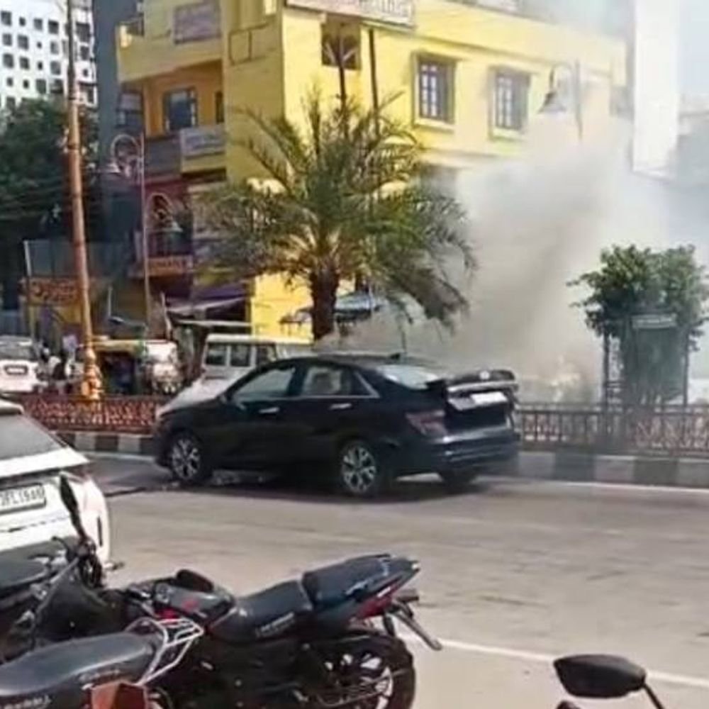 गोरखपुर में चलती कार में लगी आग:कूदकर चालक ने बचाई जान, 20 मिनट तक जलती रही वरना