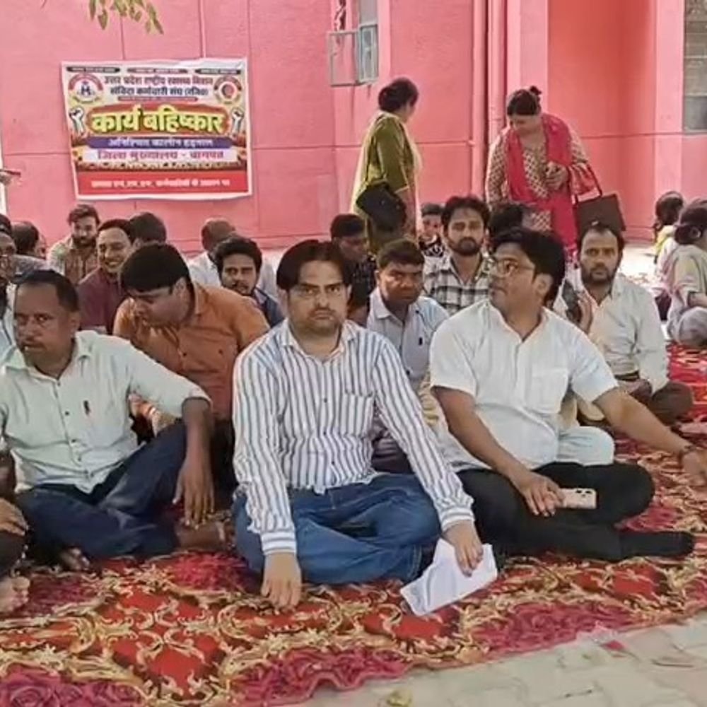 एनएचएम संविदा कर्मचारियों का धरना तीसरे दिन भी जारी:बागपत जिला अस्पताल में नियमितीकरण और समान वेतन की मांग पर अड़े कर्मचारी