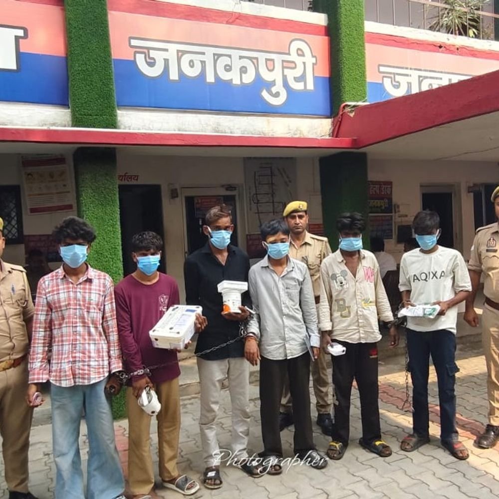 सहारनपुर में घर-दुकान में चोरी करने वाले 6 आरोपी गिरफ्तार:टैबलेट, नकदी, पेंट के डिब्बे और अंगूठी समेत सामान बरामद