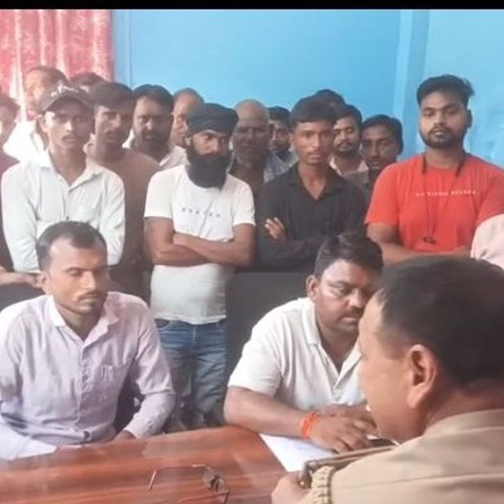 जर्जर सड़क-नाली का वीडियो शेयर करने पर विवाद:रायबरेली में युवक को पूछताछ के लिए बुलाने पर भड़के ग्रामीण
