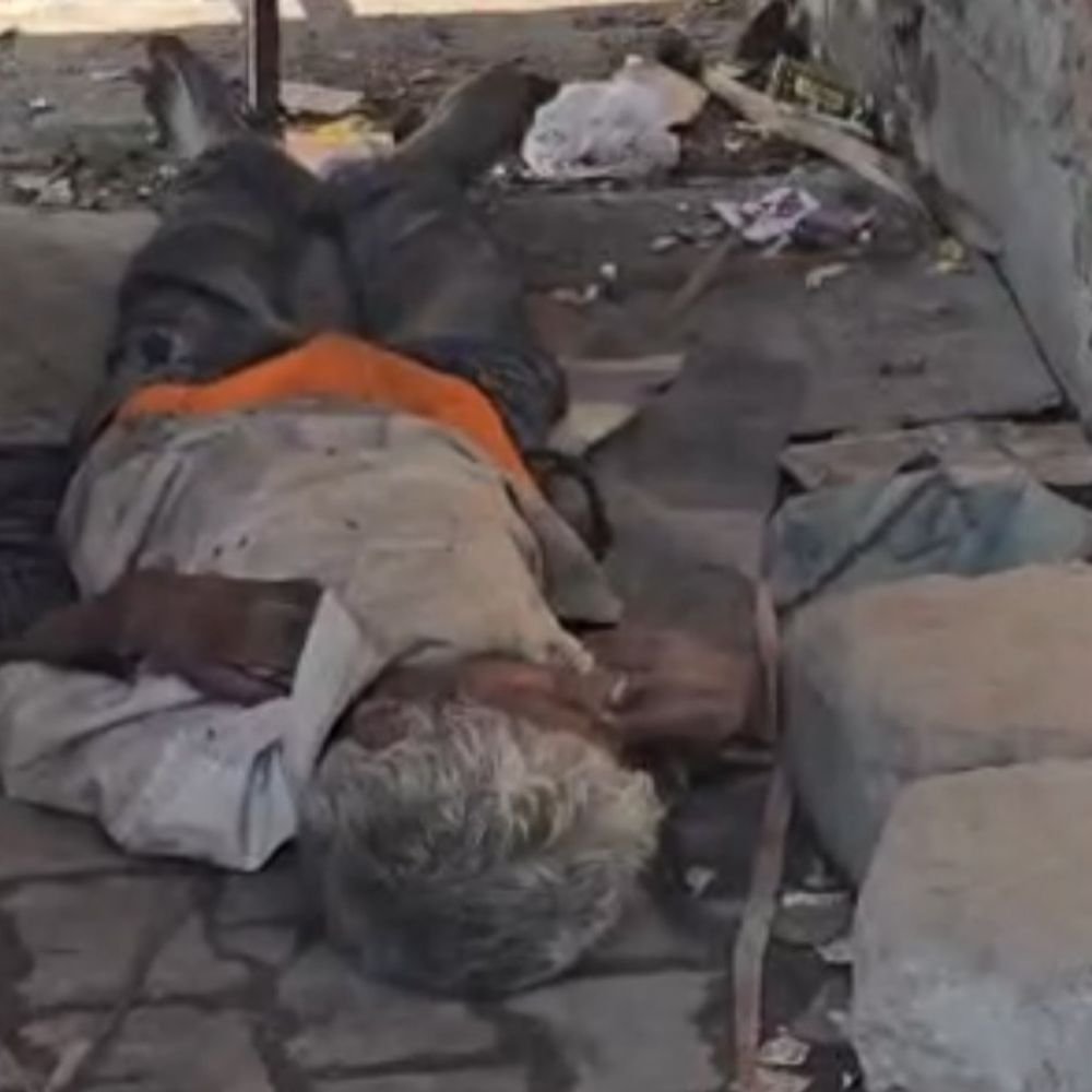 मेरठ में तेजगढ़ी चौराहे पर अज्ञात शव मिला:कई घंटे सड़क किनारे पड़ा रहा, पहचान और मौत की वजह साफ नहीं