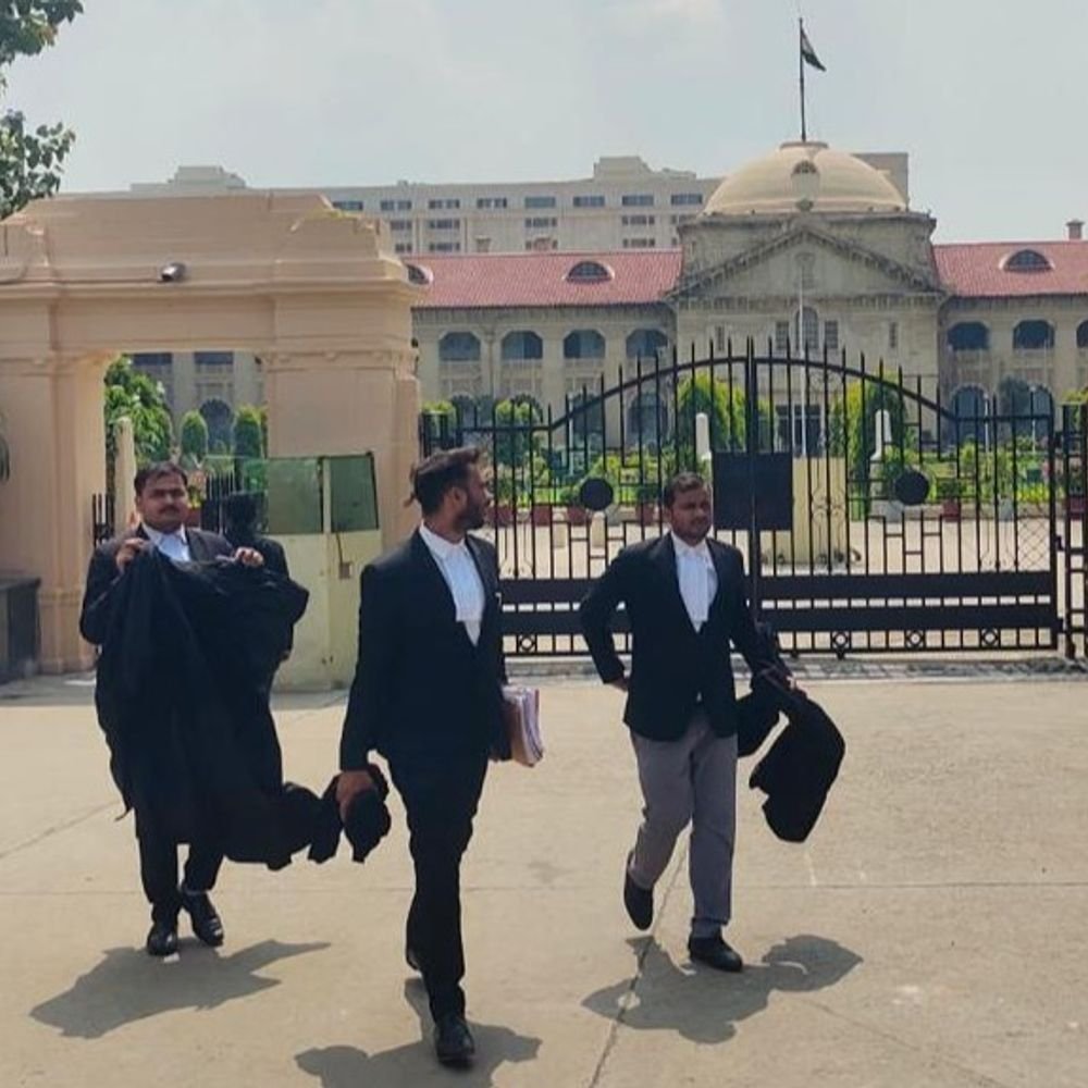 डीएसओ के मुरादाबाद से श्रावस्ती तबादले पर रोक:हाईकोर्ट ने ब्रिजेश कुमार शुक्ला को दी राहत, सरकार से जवाब मांगा