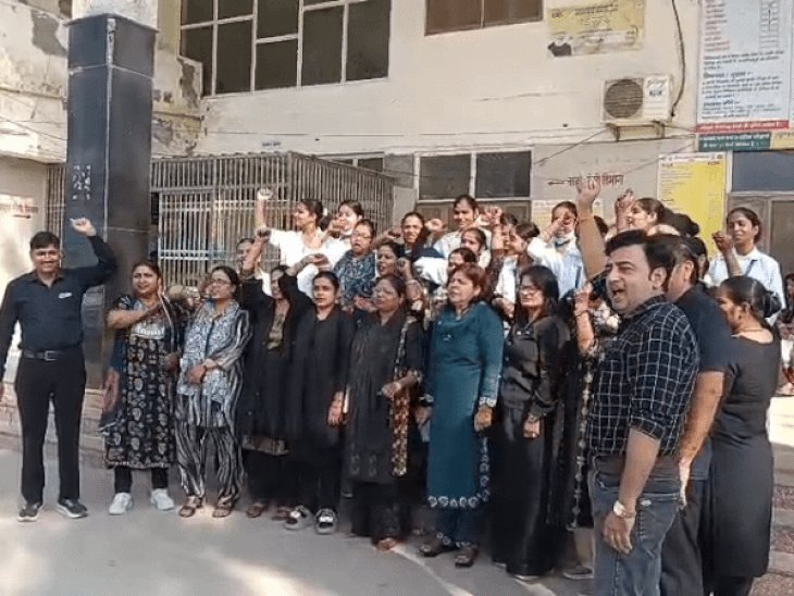 आगरा नर्सिंग कर्मियों ने मांगों को लेकर मनाया काला दिवस:काले कपड़े पहन कर किया विरोध, दो घंटे किया कार्य बहिष्कार