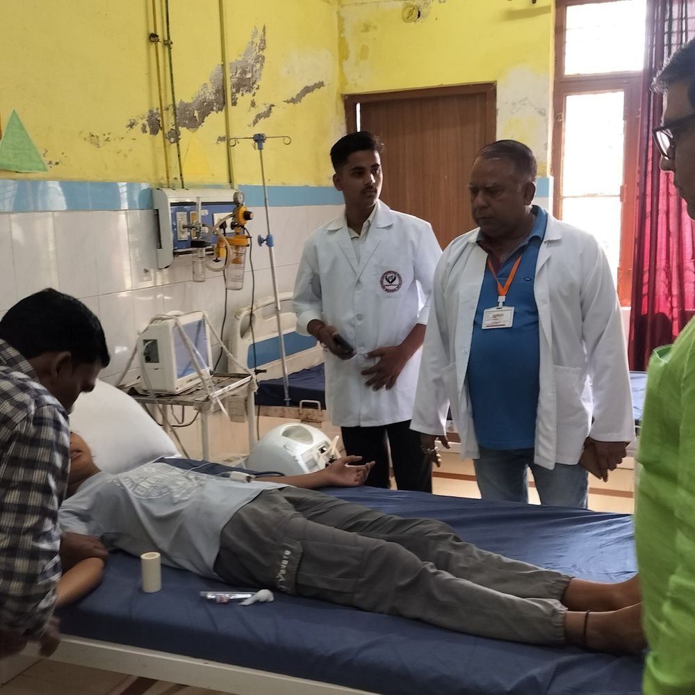 करैत सांप के डसने से छात्रा की हालत बिगड़ी:मेडिकल कॉलेज रेफर, स्कूल जाने की तैयारी कर रही थी