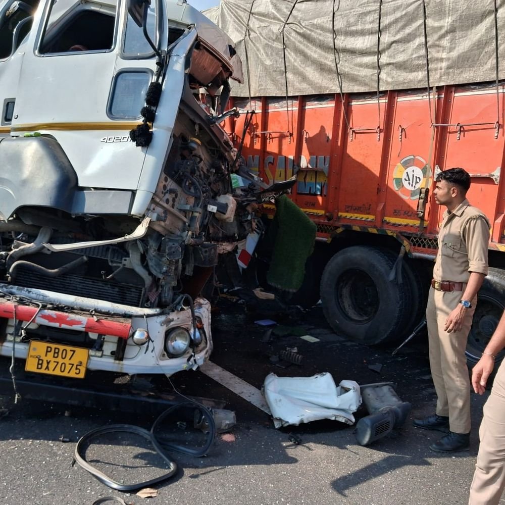 गंगा एक्सप्रेसवे पर दो ट्रकों की टक्कर, एक चालक घायल:ट्रैक्टरों से लदे ट्रक ने आगे चल रहे वाहन में मारी टक्कर, क्रेन से हटाए गए दोनों ट्रक