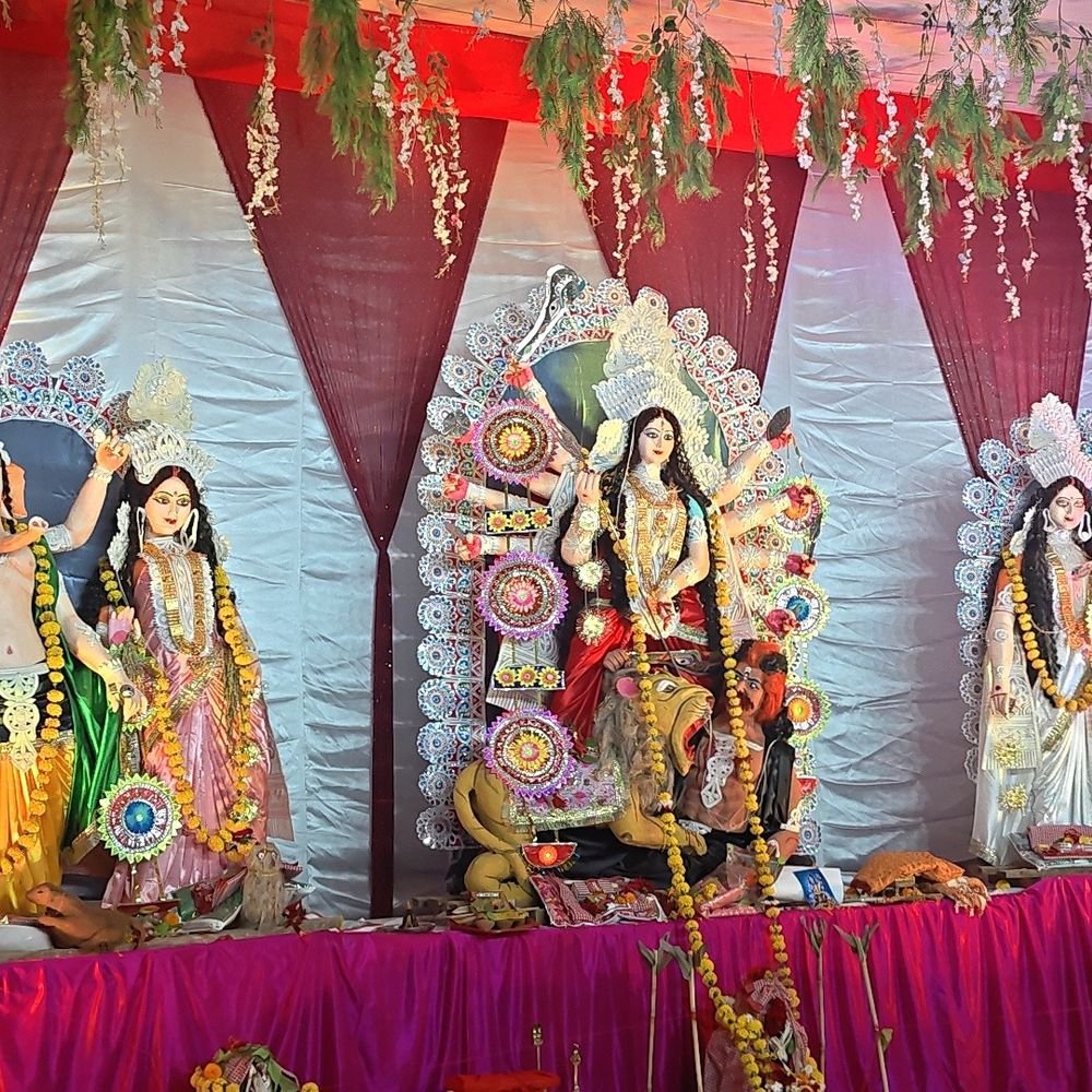 टूंडला में तीन दिवसीय दुर्गा पूजा महोत्सव शुरू:नगर इंद्रपुरी सा सजा, महाआरती के बाद दर्शन को उमड़ी भक्तों की भीड़