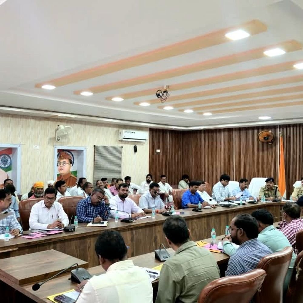 त्योहारों से पहले पीस कमेटी की बैठक, शांति की अपील:डीएम-एसपी ने की अध्यक्षता, अफवाहों से बचने और अवैध आतिशबाजी पर रोक के निर्देश